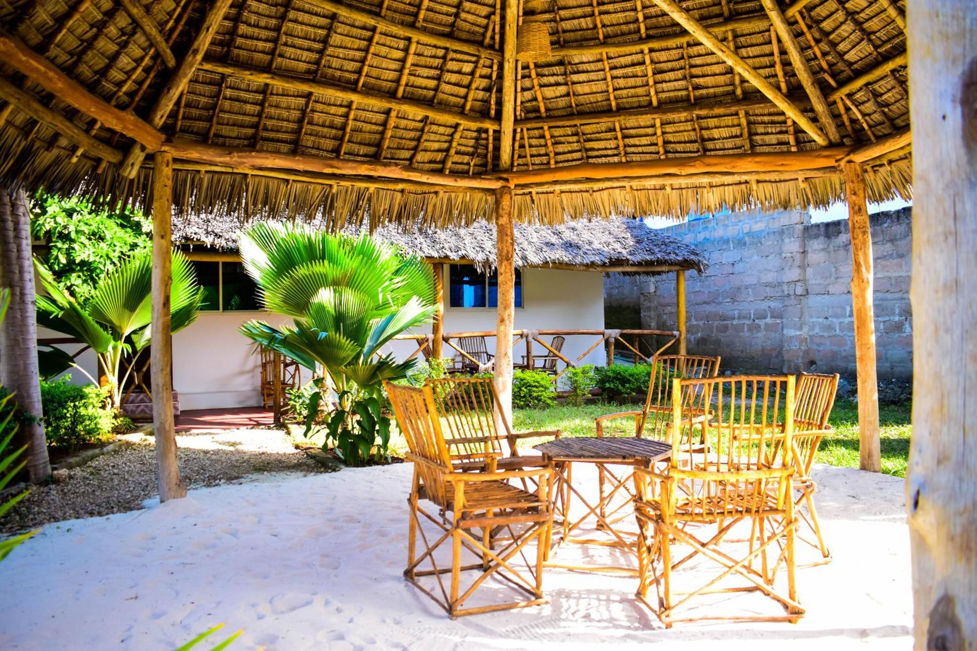 Uhuru House And Restaurant Nungwi Exterior foto